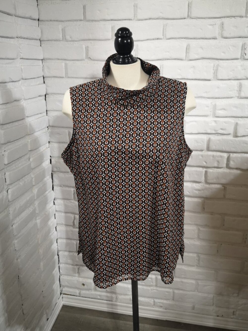 NWT Cleo Ladies Size XL Petite Black w/ Rust & White Sleeveless Collared Blouse